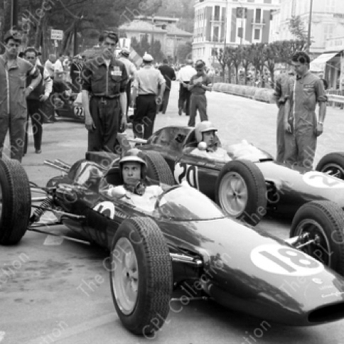 Monaco sur la Lotus 25 en compagnie de Trevor Taylor sur la Lotus 24
© GPL Collection Monaco sur la Lotus 25 en compagnie de Trevor Taylor sur la Lotus 24
© GPL Collection